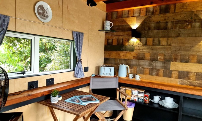 Whakamarama Cottage | Swiss-Kiwi Cottage/ Tiny House. inkl. Breakfast, Jacuzzi option.