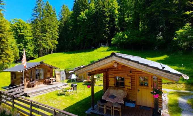 Sigriswil Cabine | SwissHut Idyllic Farm Cabin - Chalet Grabenmühle 1