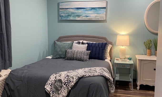Lewistown Appartement | Sycamore Acres 303 Beachy vibes suite with full kitchen and living room