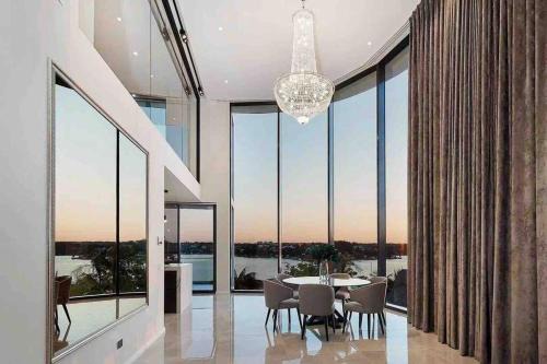 Blakehurst Maison | SYD Luxury cheerful water view holiday house