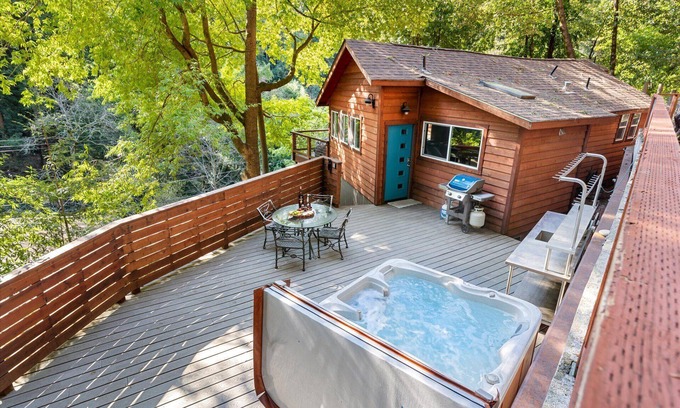 Guerneville Cabine | Sydney's Retreat: Treehouse Nest! Enchanting&Remodeled!Romantic,HtTb/Pup/WiFi