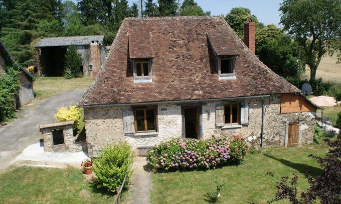 Salon-la-Tour Maison | Ferme en pierre du 19ème siècle rénovée avec sympathie