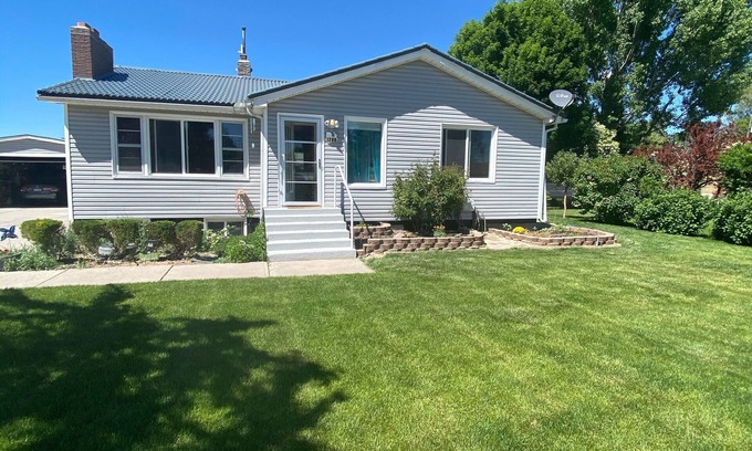 Pocatello Maison | Synchrodestiny 1 is joyful with a beautiful Mountain View from front yard