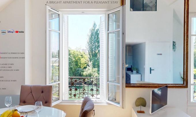 Le Port sous la Lune Appartement | T3 apartment overlooking the Marne in Nogent sur Marne near Paris & Disney
