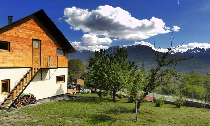 Embrun Appartement | T3 mansardé avec jardin privé, clim Tennis, Borne VE dans un parc de 2 Hectares.