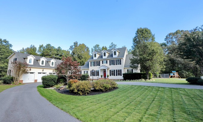Newburg Autre | 32 ac, Hot Tub, Pool OPENS May 1, Theatre, FirePit, Game Rm, Small Pond, SLPS 10