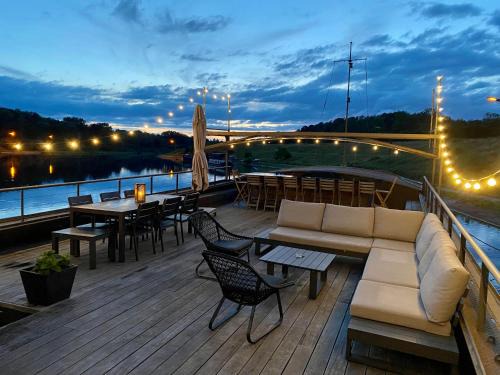 Ittre Location De Bateaux | Tabor 67 Luxury Houseboat