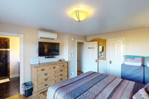 Parowan Appartement | Tacit Shadow Resort Shangri-La King Suite, Gym, Coffee Bar, Hot-Tub, Free Laundry, Food Available