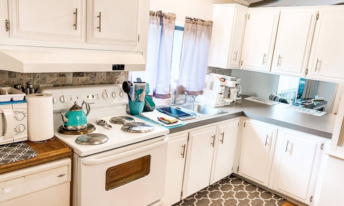 Midland Maison | Hidden Gem 1Bed / 1bath w / Kitchen and Laundry