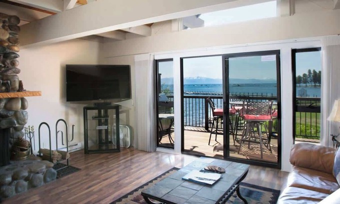 Tahoe City Maison | Condo de luxe au bord du lac pour une détente complète
