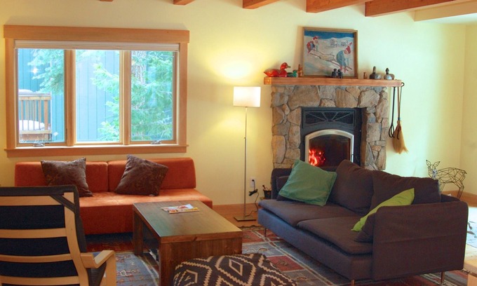 Tahoe Pines Maison | CABINE MODERNE PRES DU LAC / SKI / CABLE / WIFI