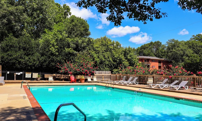 Athens Copropriété | TAILGATE TERRACE! 2BR, 1 BA Condo-walking distance to downtown Athens & Stadium