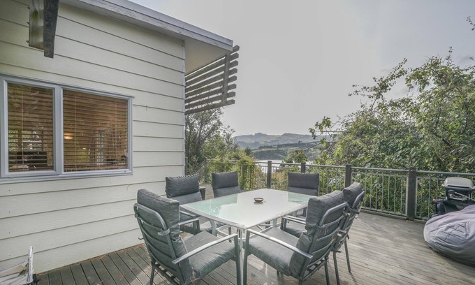 Akaroa Maison | Takamatua Treehouse - Takamatua Bay Holiday Home