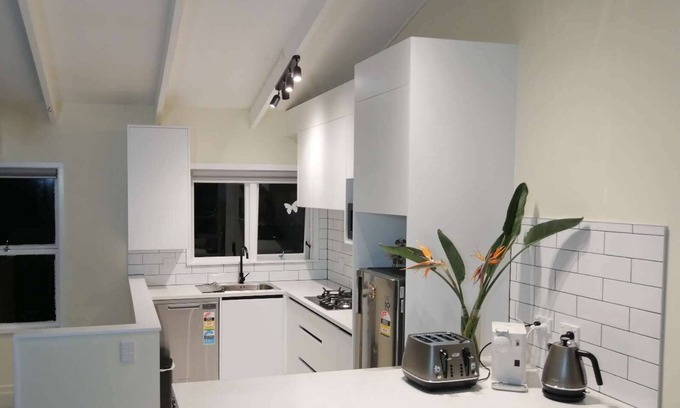 Hauraki Maison | Takapuna Centre 3B & Netflix x 3 Bed 2 Bath & 3 Parking walking 5mins to beach