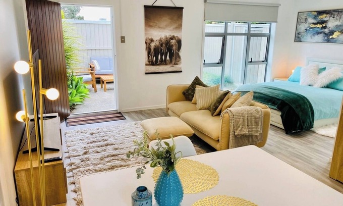 Hauraki Appartement | Takapuna Guest House. Modern, private self contained. Stroll to Beach & Shops