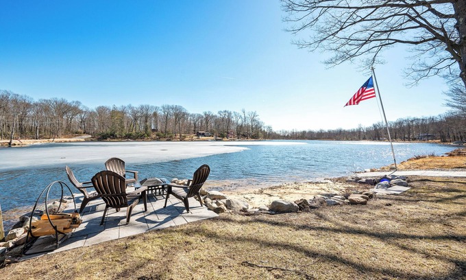 Swartswood Maison | Take a break and unwind at this peaceful lakefront oasis.