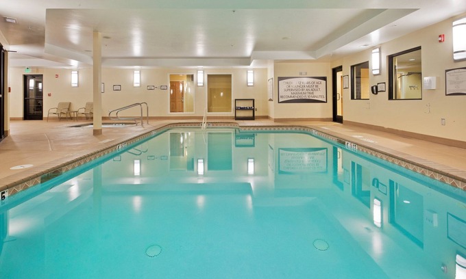 Reno/Tahoe Airport Copropriété | Take a dip in the Shared Pool! Near Reno-Sparks Convention Center | 1 Bedroom Suite