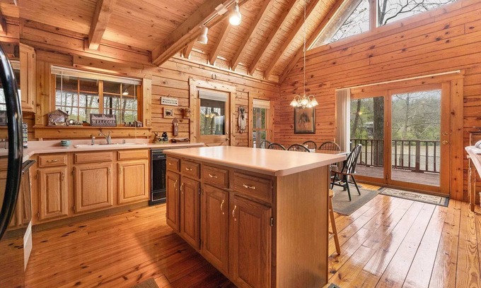 Sparta Cabine | Take it easy at this unique, tranquil, and shorefront getaway.