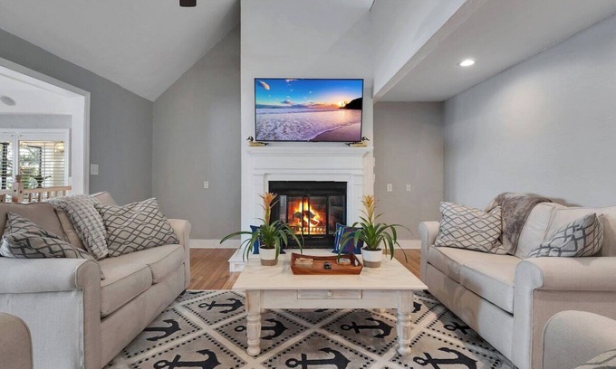 Quincy Maison | Talquin Time: Lakefront - Dock - Pool Table