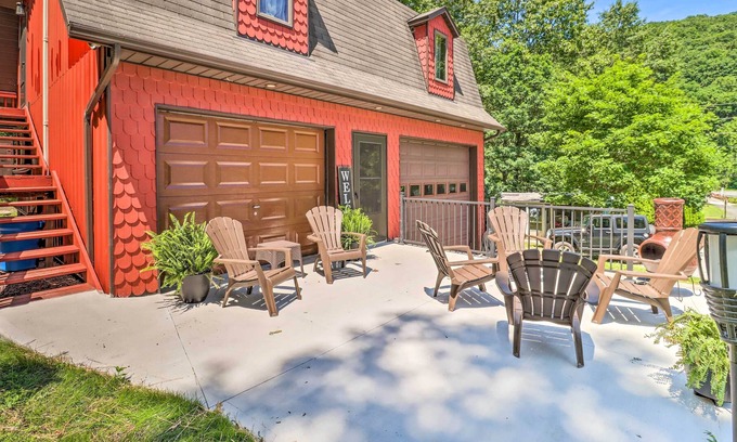 Brockton Appartement | NEW! Tamaqua Apartment w/ Fire Pit & Gas Grill!