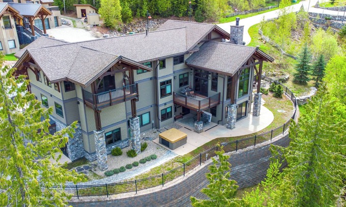 Revelstoke Cabine | Tamarack Lodge: Luxury Timber Frame Ski Lodge at Mountain Resort