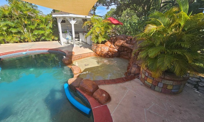 Country Place Maison | Tampa Retreat Home with Private Pool-Pet friendly- Near Everything. EV charger