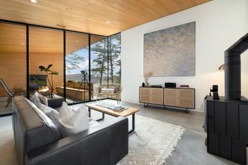 Rogers Maison | Tanglewood Cabin-Lake Access-Private-Modern