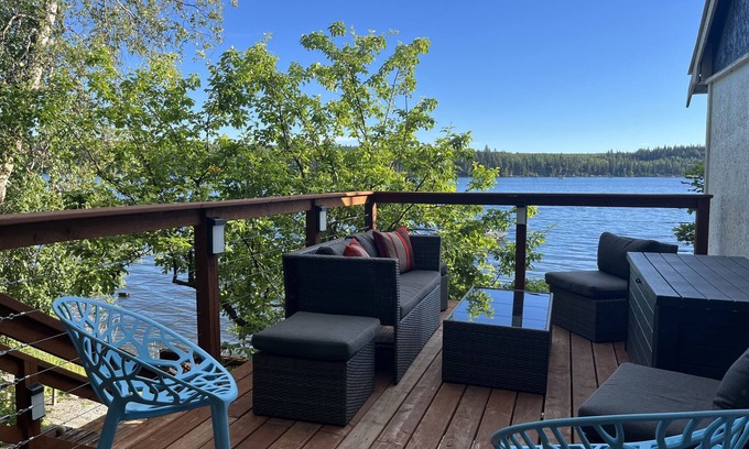 Vanderhoof Cabine | Tapping Beach Retreat-Lakefront property with room for everyone!