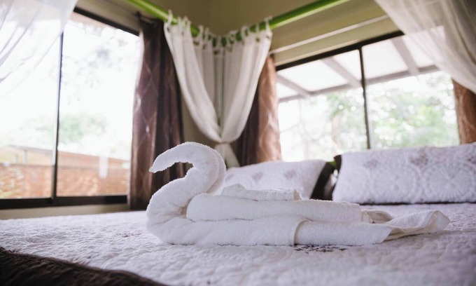 Quepos Maison | Studio Lit King-Size dans la Jungle - Jacuzzi, balcon avec vue magnifique, piscine, toboggan aquatique