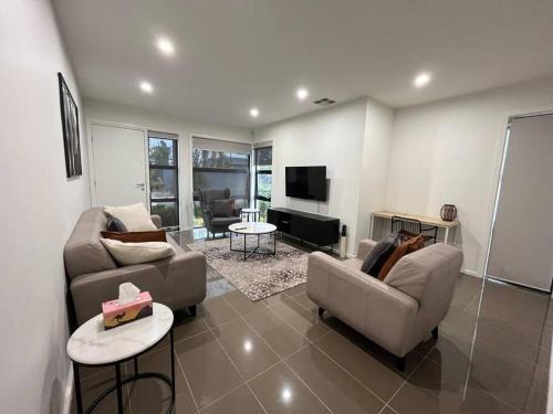 Woodville Maison | Tasha's Apartments - St Clair