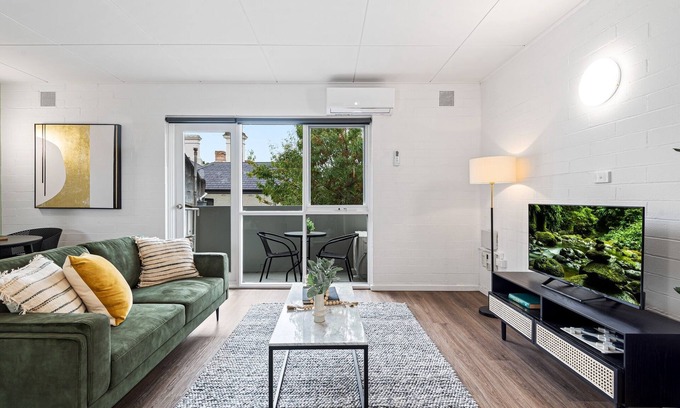 Parkville Appartement | Tasteful 1-Bed Apartment with Balcony Seating