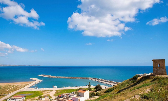 Porto Palo Appartement | Tasteful and friendly apartment in quiet location by the sea.