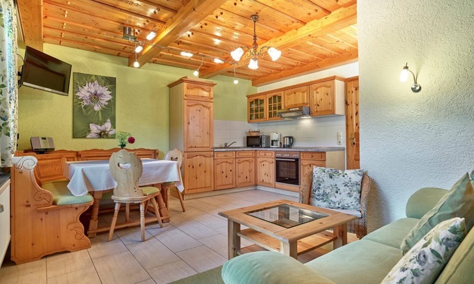Arnbruck Appartement | Avec goût, meublé avec beaucoup de bois dans l'appartement de style campagnard