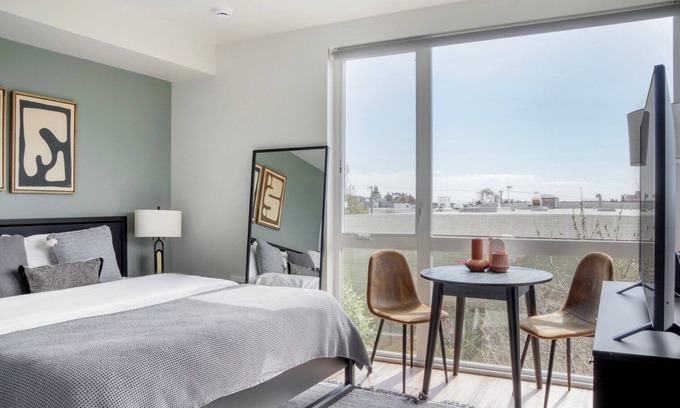 Minor Appartement | Tasteful Capitol Hill Studio w/ Patio & W/D, Walkable Area, by Blueground