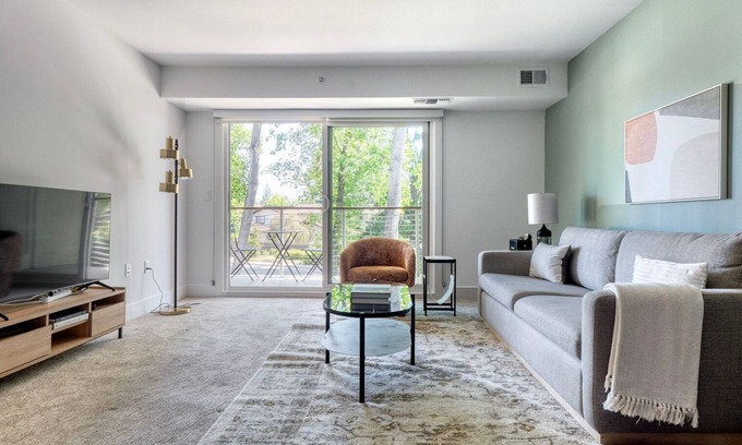 Sharon Heights Appartement | Tasteful Menlo Park 1BR w/ Gym & Pool, nr Shops, by Blueground