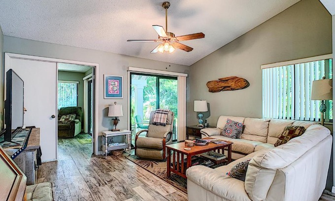 New Smyrna Beach Appartement | Tastefully Decorated Sea Woods Villa - Near beach access, shopping & Dining! S4410