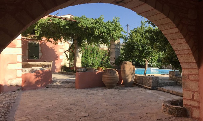 Gavalochori Villa | Maison traditionnelle crétoise rénovée avec goût avec piscine privée