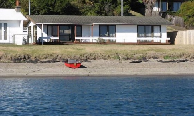 Hilltop Maison | Taupo Central, Lake Front, Hot Water Beach.