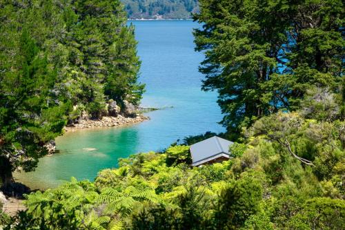 Ships Cove Maison | Tawa Cove Cabins