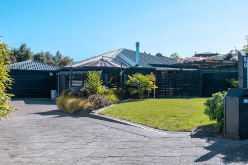 Taupo Maison | Te Aroha Whare, Cozy 3BR Retreat With Garage and BBQ