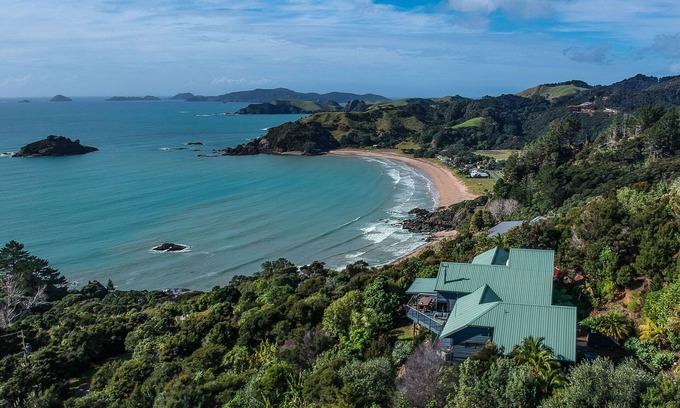 Te Ngaire Maison | Te Koha: Luxury hillside beach residence @ Te Ngaere Bay