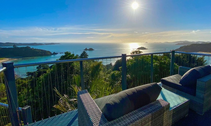 Te Ngaire Maison | Te Koha luxury hillside beach estate set on 1.6 acres: House and Villa