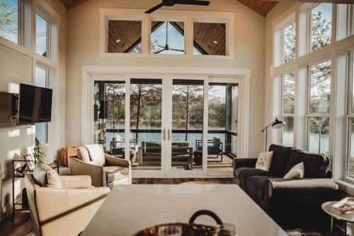 Tracy City Maison | Teacher's Lounge - Lakeside At Waters Edge