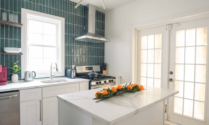 Elizabeth Appartement | Teal Lux: New 2-bedroom apartment in downtown Elizabeth with AC, WiFi