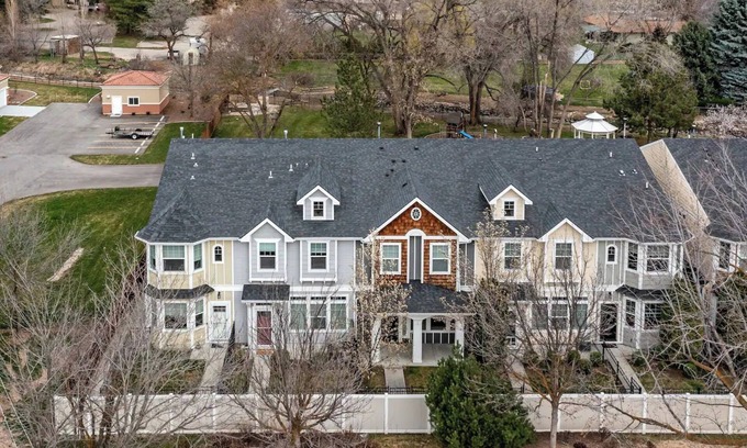 West Valley Maison | Ted Mason 5 Mi. Luxury Townhouse: Private, Quiet, Convenient w/ Fireplace & Park