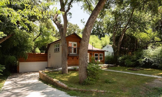 Little Forest Hills Maison | Teepee, Bamboo Forest, Minutes from White Rock Lake and The Arboretum