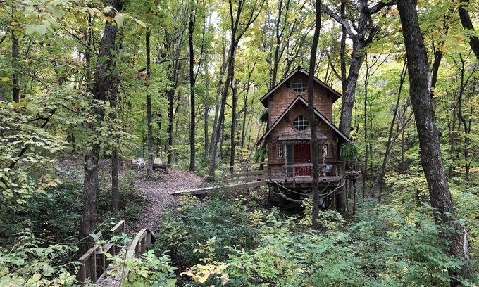 Nauvoo Cottage | Ten Acre Treehouse, "Capitains Quarters" pour 4 à 6 personnes