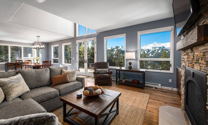 Forest Hills Maison | Ten Peaks Lookout - Incroyable vue sur la montagne Nouveau remodelage et bain à remous privé