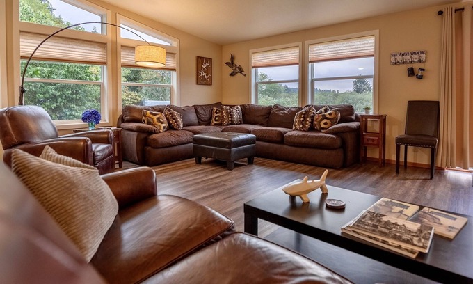Lakeside Maison | Tenmile Retreat - on water, pet friendly, parking