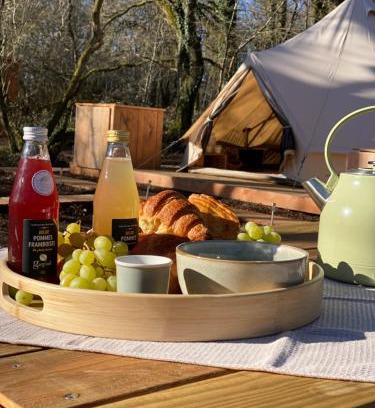Le Vigeant Autre | Tente luxe vue Etang avec jacuzzi 4